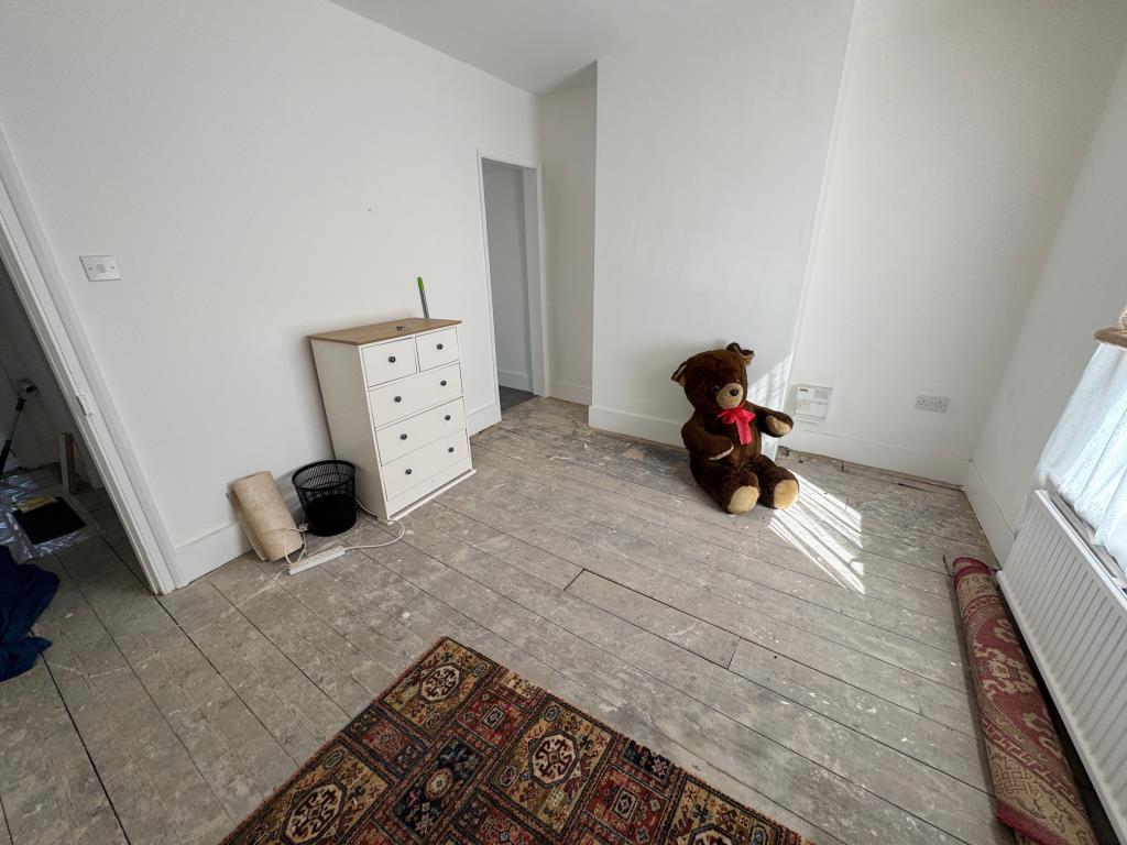 Lot: 120 - FOUR STOREY HOUSE FOR IMPROVEMENT - Bedroom 1